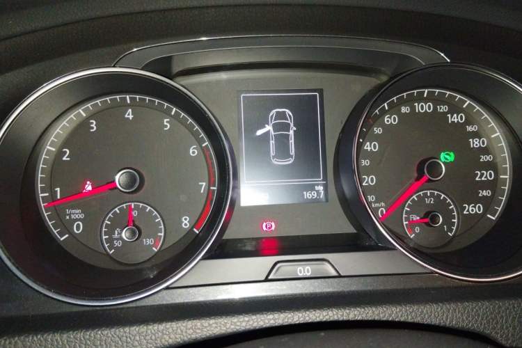Used Volkswagen Golf 2017 230TSI Automatic Comfort Edition – Celebrating Milestone of One Million Units Instrument Cluster