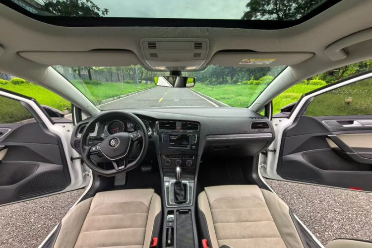 Used Volkswagen Golf 2017 230TSI Automatic Luxury Million-Vehicle Commemorative Edition Interior 1
