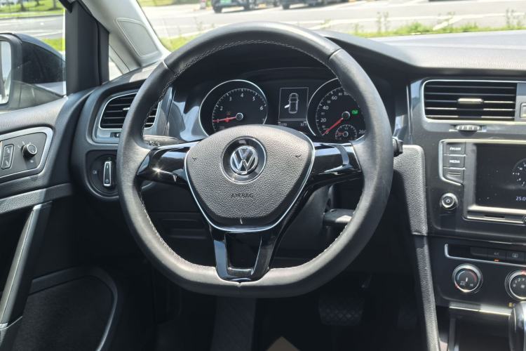 Used Volkswagen Golf 2017 1.6L Automatic Comfort Million-Vehicle Anniversary Edition Interior 1