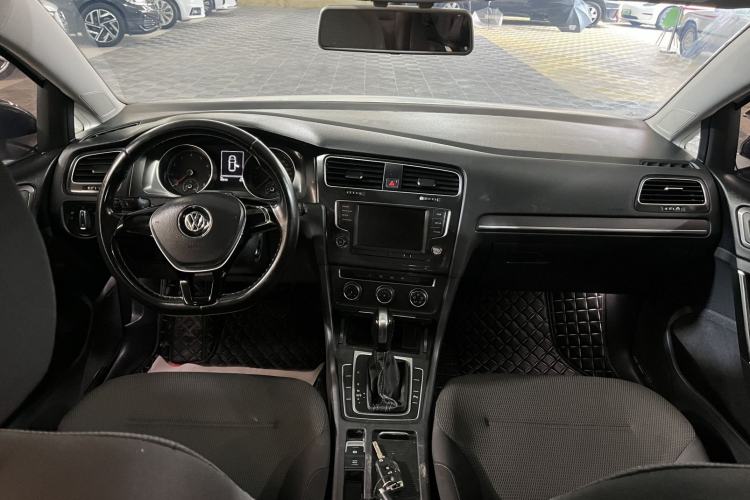 Used Volkswagen Golf 2017 1.6L Automatic Comfort Million-Vehicle Anniversary Edition Interior 1