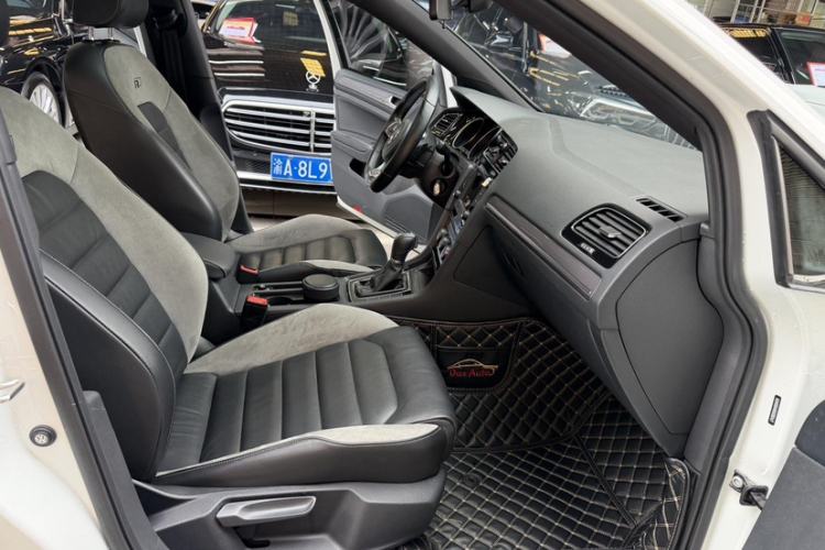 Used Volkswagen Golf 2017 280TSI Automatic R-Line Million-Vehicle Commemorative Edition Interior 1