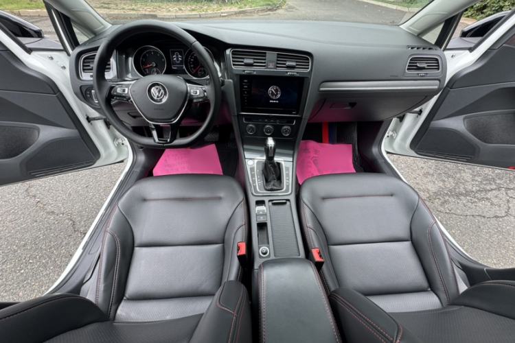 Used Volkswagen Golf 2017 1.6L Automatic Comfort Million-Vehicle Anniversary Edition Interior 1