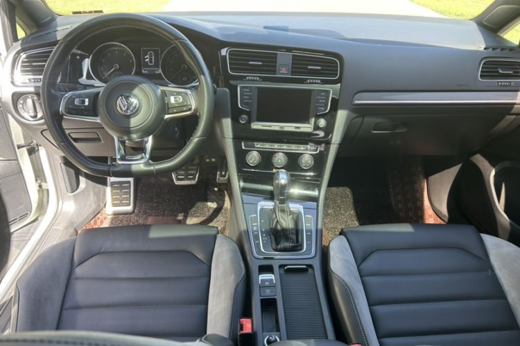 Used Volkswagen Golf 2017 280TSI Automatic R-Line Million-Vehicle Commemorative Edition Interior 1