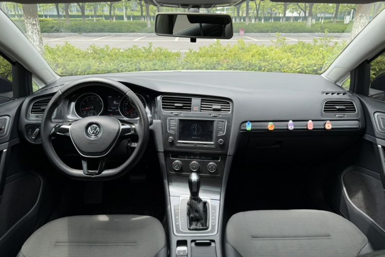 Used Volkswagen Golf 2017 1.6L Automatic Comfort Million-Vehicle Anniversary Edition Interior 1