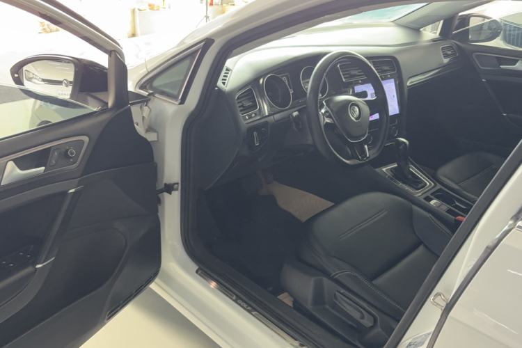 Used Volkswagen Golf 2017 230TSI Automatic Comfort Edition – Celebrating Milestone of One Million Units Interior 1