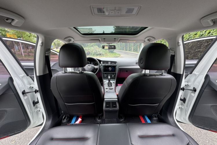Used Volkswagen Golf 2017 1.6L Automatic Comfort Million-Vehicle Anniversary Edition Interior 10