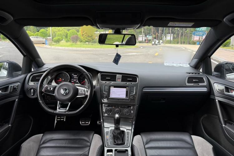 Used Volkswagen Golf 2017 280TSI Automatic R-Line Million-Vehicle Commemorative Edition Interior 11