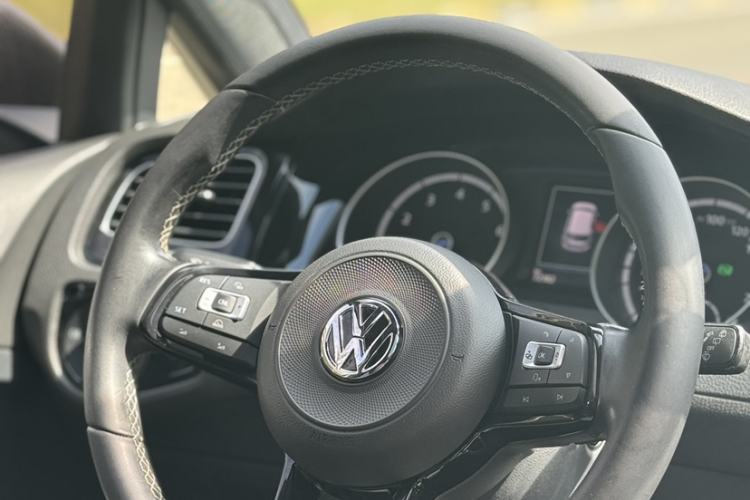 Used Volkswagen Golf 2017 2.0TSI R Interior 2