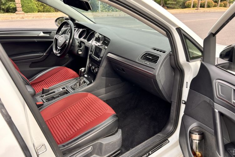 Used Volkswagen Golf 2017 1.6L Automatic Comfort Million-Vehicle Anniversary Edition Interior 2
