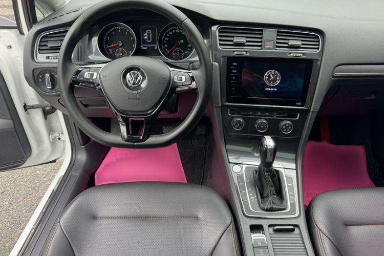 Used Volkswagen Golf 2017 1.6L Automatic Comfort Million-Vehicle Anniversary Edition Interior 2