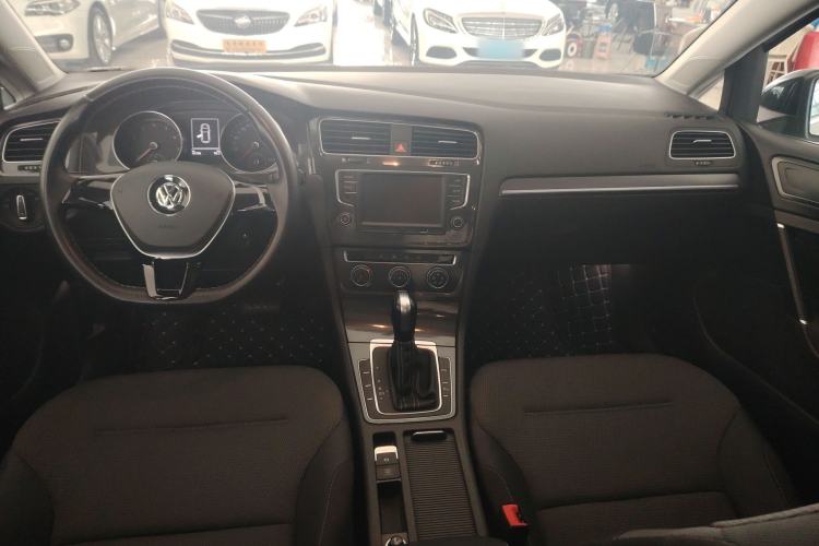 Used Volkswagen Golf 2017 1.6L Automatic Comfort Million-Vehicle Anniversary Edition Interior 2
