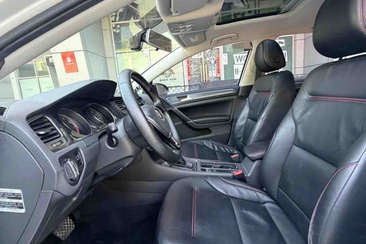 Used Volkswagen Golf 2017 1.6L Automatic Comfort Million-Vehicle Anniversary Edition Interior 2