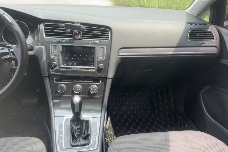 Used Volkswagen Golf 2017 1.6L Automatic Comfort Million-Vehicle Anniversary Edition Interior 2