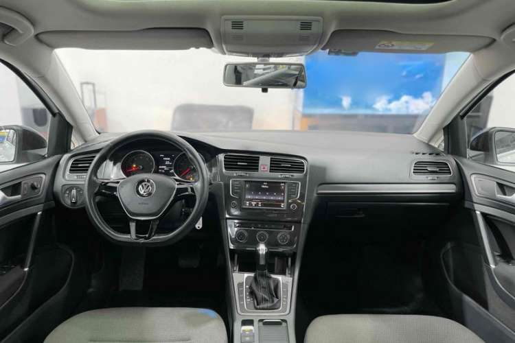 Used Volkswagen Golf 2017 1.6L Automatic Comfort Million-Vehicle Anniversary Edition Interior 2