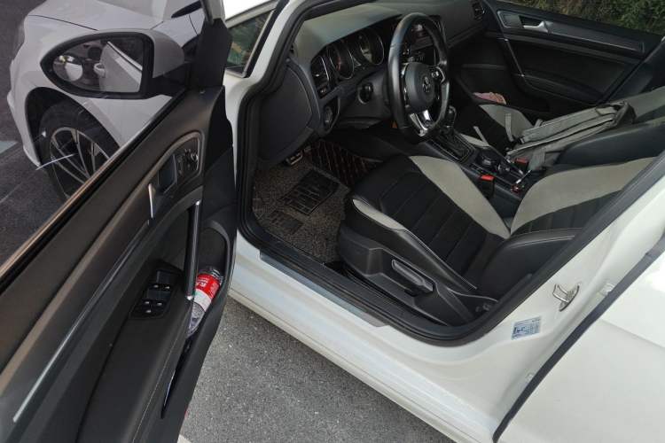 Used Volkswagen Golf 2017 280TSI Automatic R-Line Million-Vehicle Commemorative Edition Interior 3
