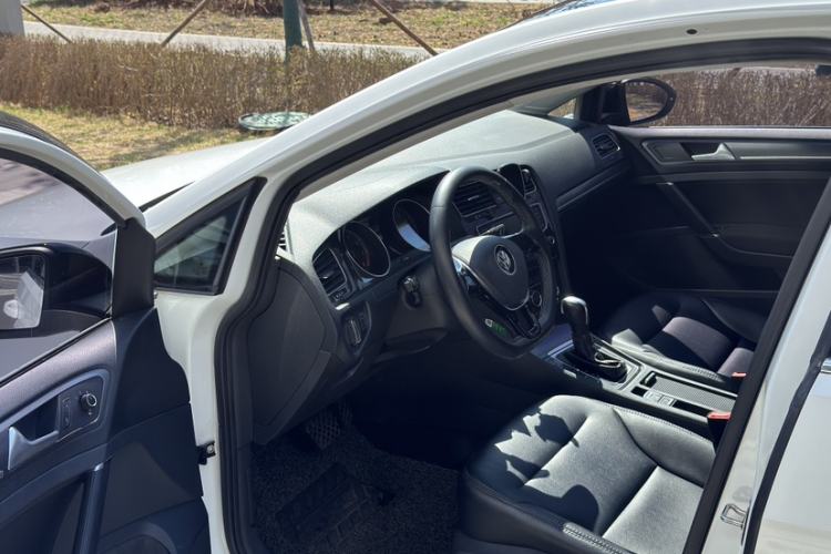 Used Volkswagen Golf 2017 230TSI Automatic Comfort Edition – Celebrating Milestone of One Million Units Interior 3