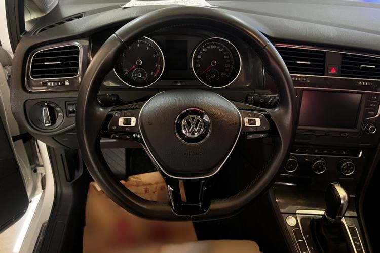 Used Volkswagen Golf 2017 230TSI Automatic Luxury Million-Vehicle Commemorative Edition Interior 3