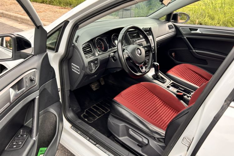 Used Volkswagen Golf 2017 1.6L Automatic Comfort Million-Vehicle Anniversary Edition Interior 3