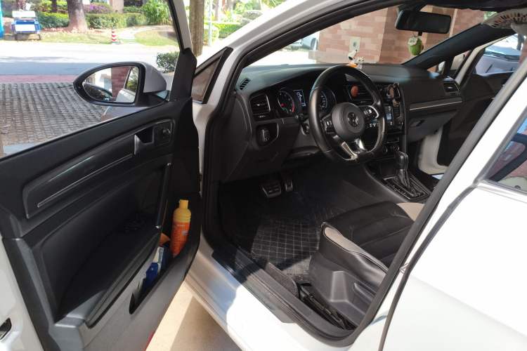 Used Volkswagen Golf 2017 280TSI Automatic R-Line Million-Vehicle Commemorative Edition Interior 3