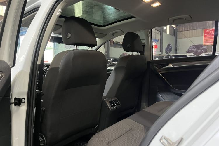 Used Volkswagen Golf 2017 1.6L Automatic Comfort Million-Vehicle Anniversary Edition Interior 3