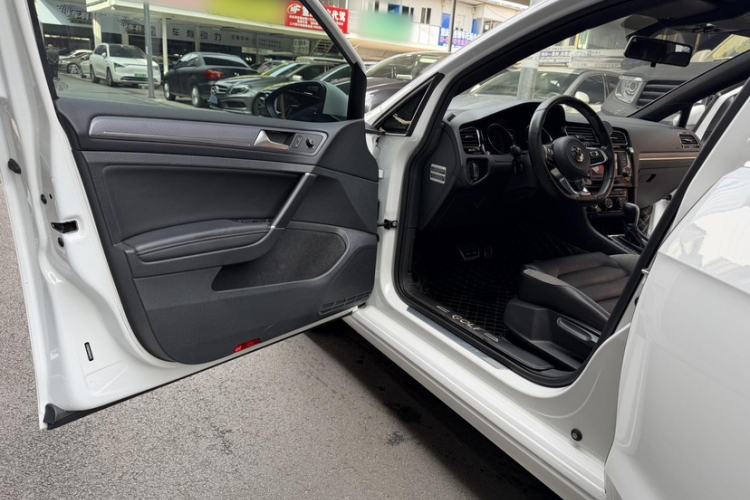 Used Volkswagen Golf 2017 280TSI Automatic R-Line Million-Vehicle Commemorative Edition Interior 3