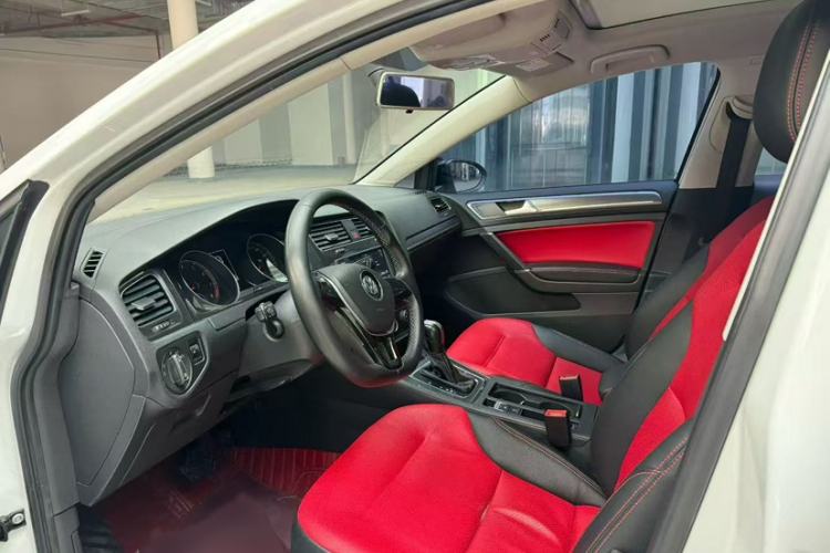 Used Volkswagen Golf 2017 230TSI Automatic Comfort Edition – Celebrating Milestone of One Million Units Interior 3