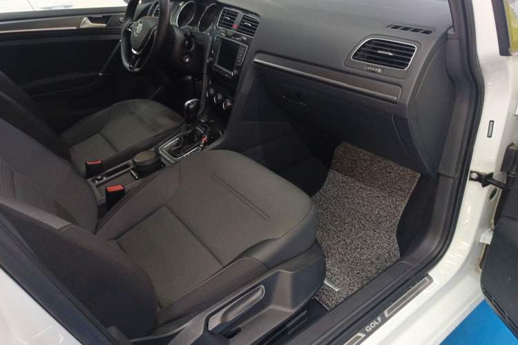 Used Volkswagen Golf 2017 230TSI Automatic Comfort Edition – Celebrating Milestone of One Million Units Interior 3