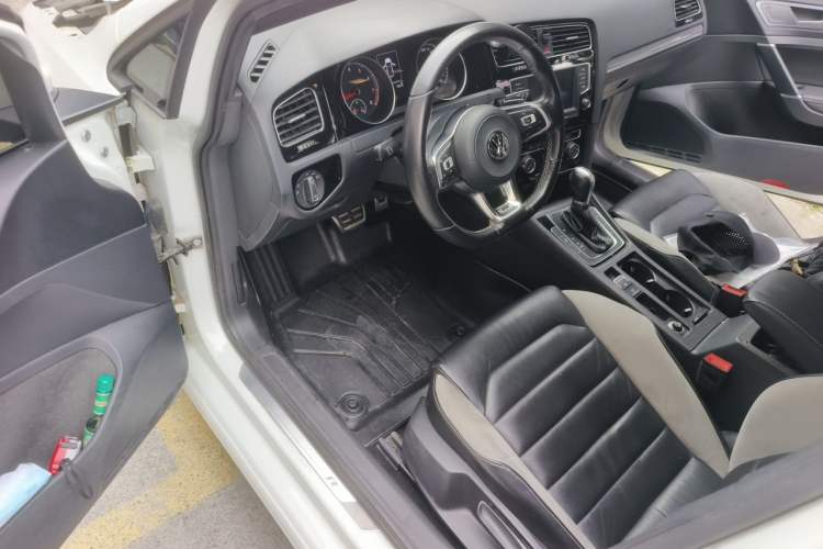 Used Volkswagen Golf 2017 280TSI Automatic R-Line Million-Vehicle Commemorative Edition Interior 3