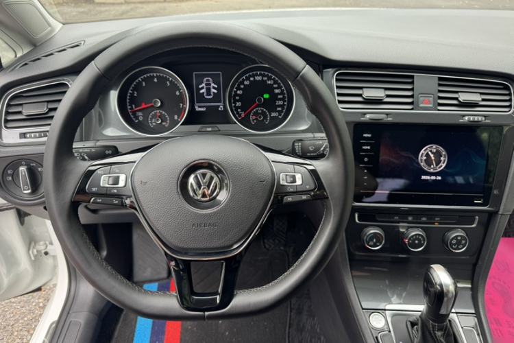 Used Volkswagen Golf 2017 1.6L Automatic Comfort Million-Vehicle Anniversary Edition Interior 3