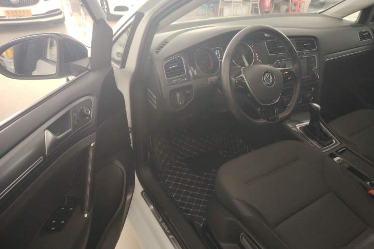 Used Volkswagen Golf 2017 1.6L Automatic Comfort Million-Vehicle Anniversary Edition Interior 3