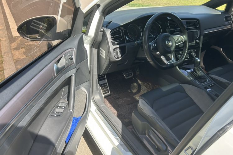 Used Volkswagen Golf 2017 280TSI Automatic R-Line Million-Vehicle Commemorative Edition Interior 3