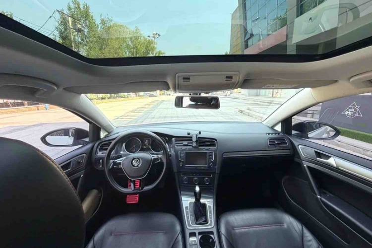 Used Volkswagen Golf 2017 1.6L Automatic Comfort Million-Vehicle Anniversary Edition Interior 3