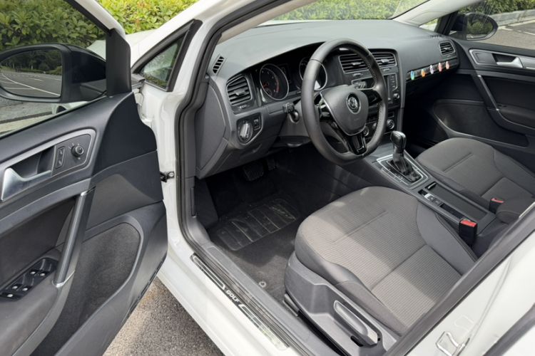 Used Volkswagen Golf 2017 1.6L Automatic Comfort Million-Vehicle Anniversary Edition Interior 3