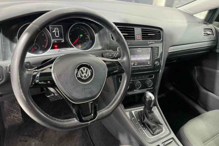 Used Volkswagen Golf 2017 1.6L Automatic Comfort Million-Vehicle Anniversary Edition Interior 3