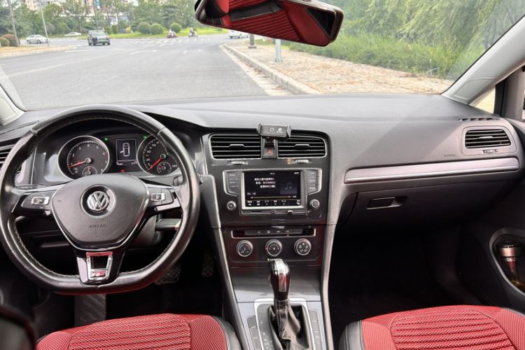 Used Volkswagen Golf 2017 1.6L Automatic Comfort Million-Vehicle Anniversary Edition Interior 4
