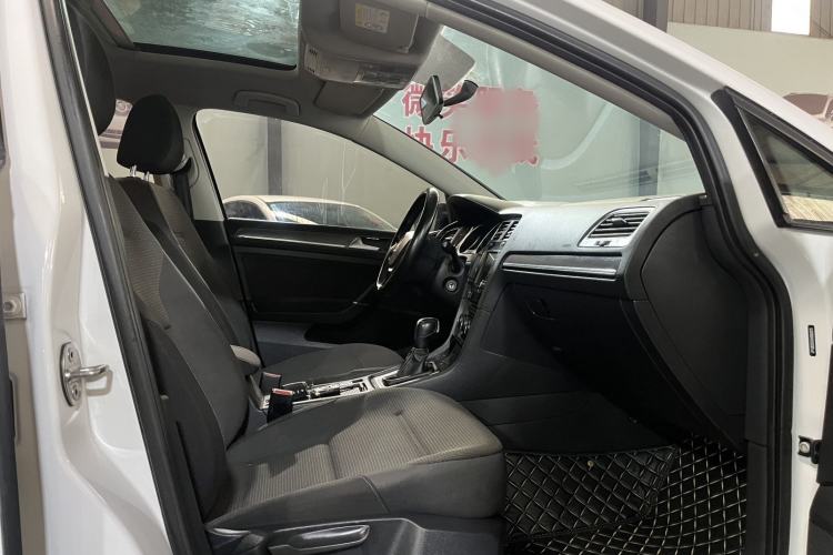 Used Volkswagen Golf 2017 1.6L Automatic Comfort Million-Vehicle Anniversary Edition Interior 4