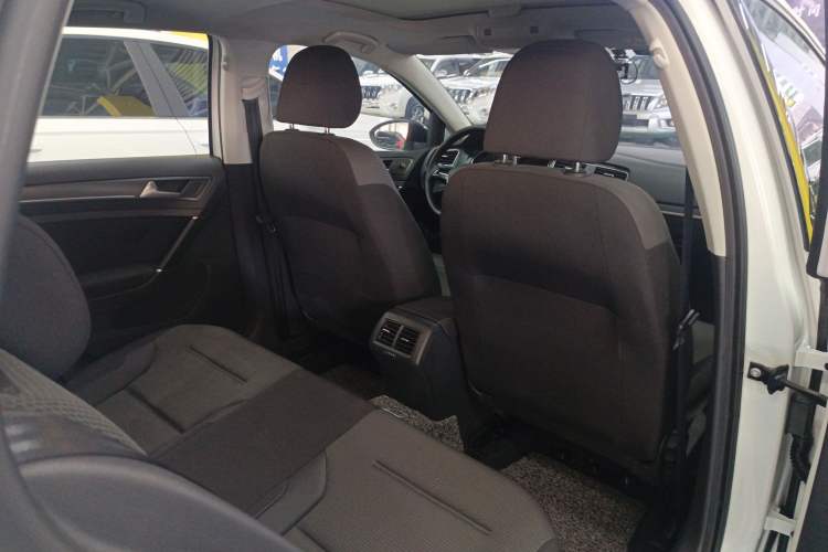 Used Volkswagen Golf 2017 230TSI Automatic Comfort Edition – Celebrating Milestone of One Million Units Interior 4