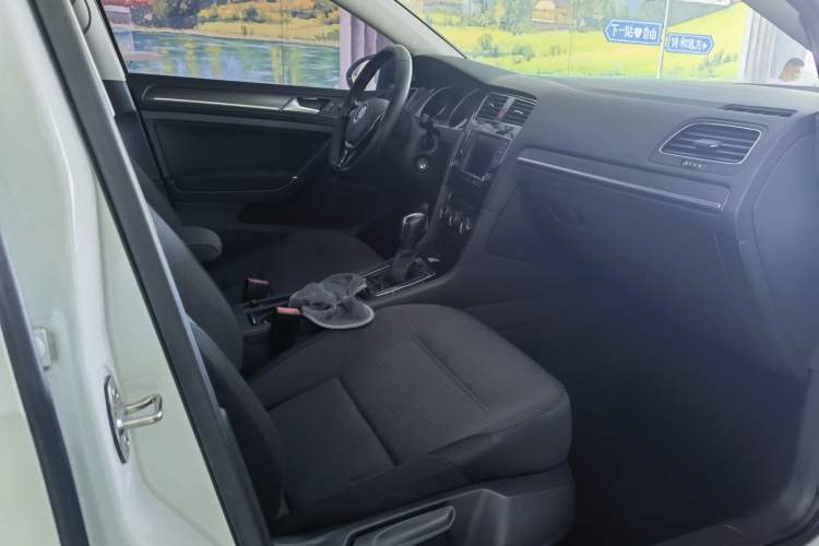 Used Volkswagen Golf 2017 230TSI Automatic Comfort Edition – Celebrating Milestone of One Million Units Interior 4