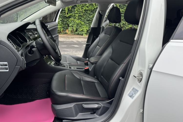 Used Volkswagen Golf 2017 1.6L Automatic Comfort Million-Vehicle Anniversary Edition Interior 4