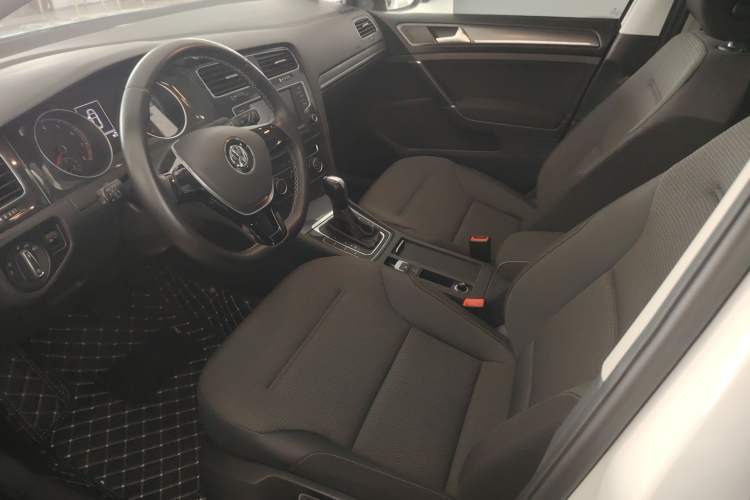 Used Volkswagen Golf 2017 1.6L Automatic Comfort Million-Vehicle Anniversary Edition Interior 4
