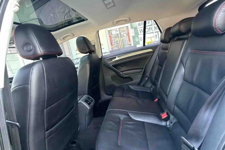 Used Volkswagen Golf 2017 1.6L Automatic Comfort Million-Vehicle Anniversary Edition Interior 4