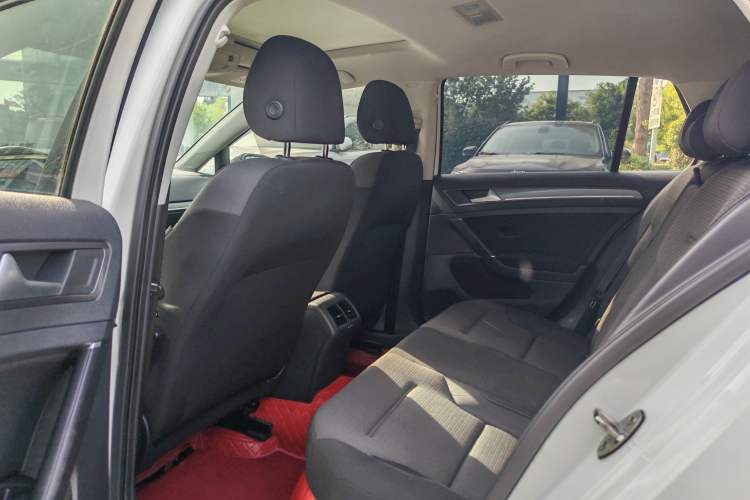 Used Volkswagen Golf 2017 1.6L Automatic Comfort Million-Vehicle Anniversary Edition Interior 4