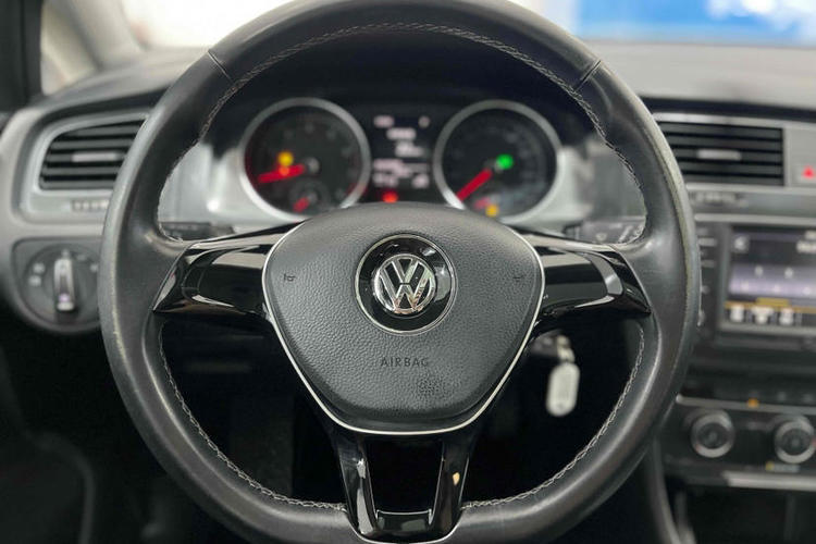 Used Volkswagen Golf 2017 1.6L Automatic Comfort Million-Vehicle Anniversary Edition Interior 4