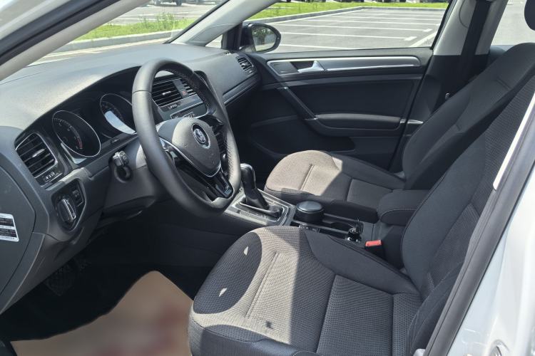 Used Volkswagen Golf 2017 1.6L Automatic Comfort Million-Vehicle Anniversary Edition Interior 5