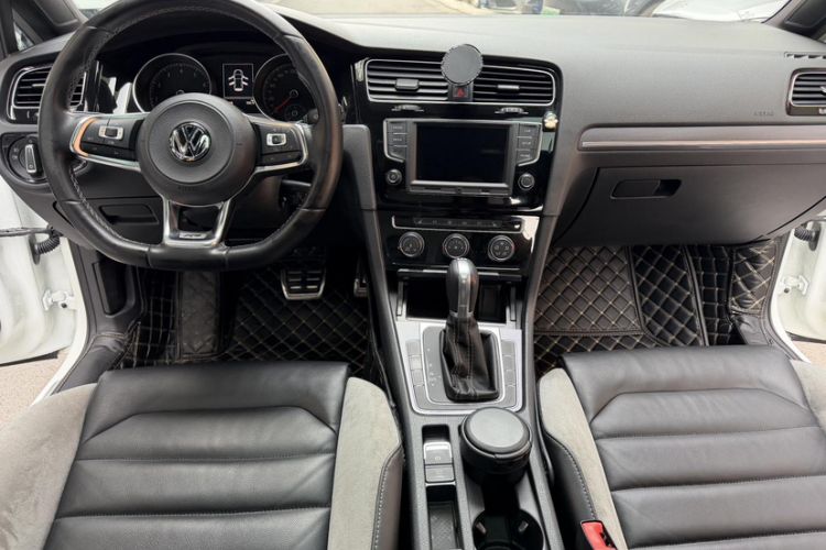Used Volkswagen Golf 2017 280TSI Automatic R-Line Million-Vehicle Commemorative Edition Interior 5