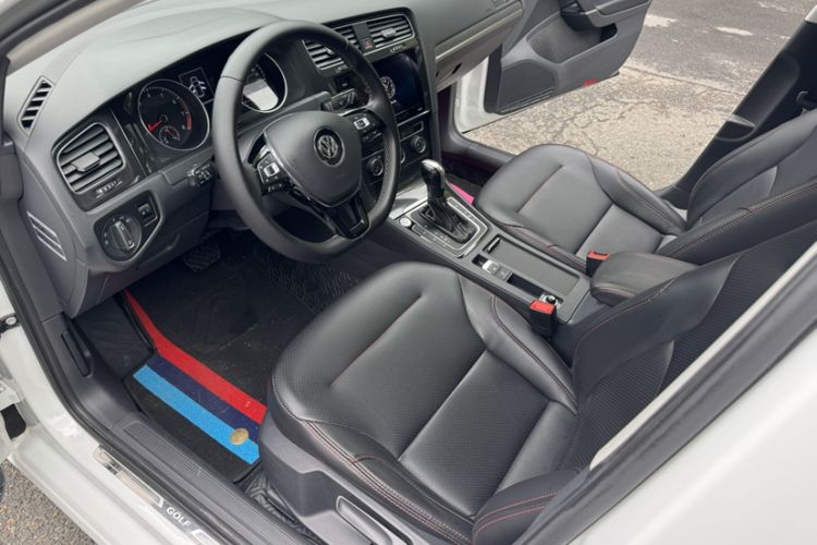 Used Volkswagen Golf 2017 1.6L Automatic Comfort Million-Vehicle Anniversary Edition Interior 5
