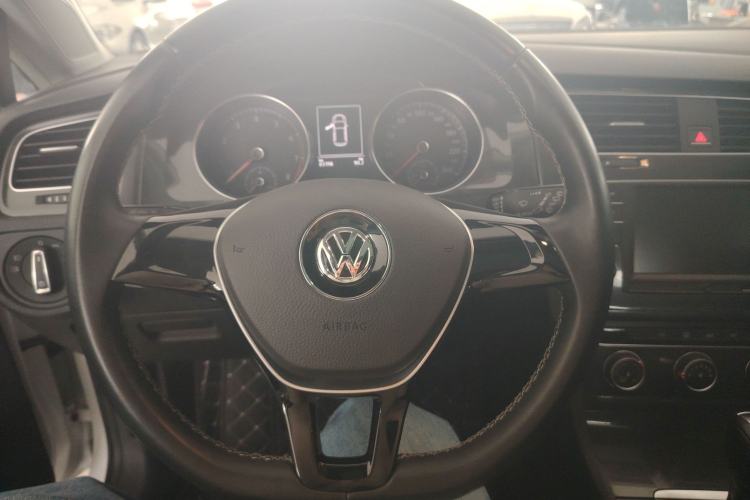 Used Volkswagen Golf 2017 1.6L Automatic Comfort Million-Vehicle Anniversary Edition Interior 5
