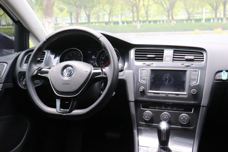 Used Volkswagen Golf 2017 1.6L Automatic Comfort Million-Vehicle Anniversary Edition Interior 5