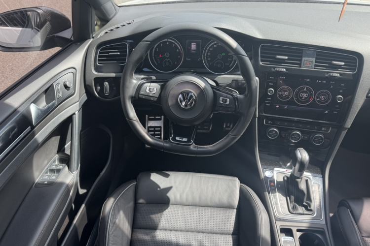 Used Volkswagen Golf 2017 2.0TSI R Interior 6