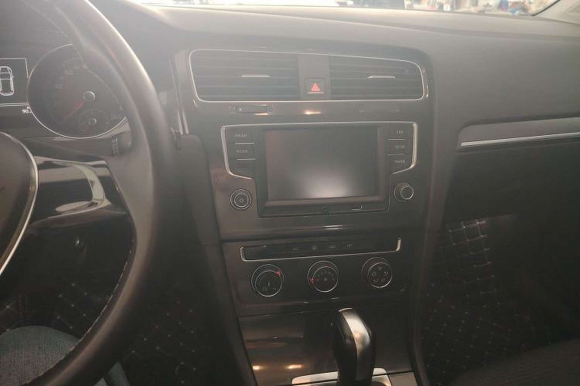 Used Volkswagen Golf 2017 1.6L Automatic Comfort Million-Vehicle Anniversary Edition Interior 6